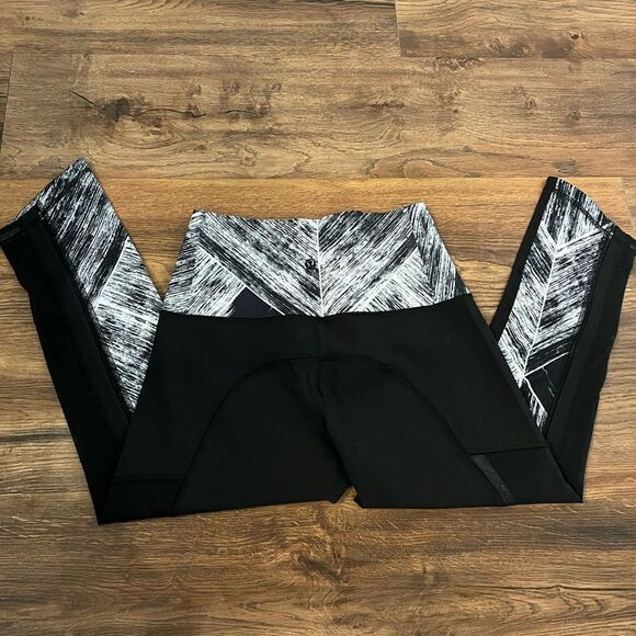 Lululemon Black/White Marble Cropped Leggings - Picture 5 of 7